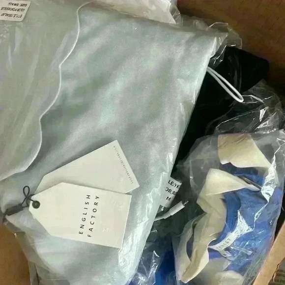 REVOLVE Brands Reseller Mystery Box - 12 pieces - Picture 4 of 5